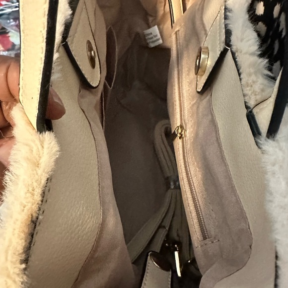 FAUX FUR HANDBAG 💕 - Picture 3 of 3